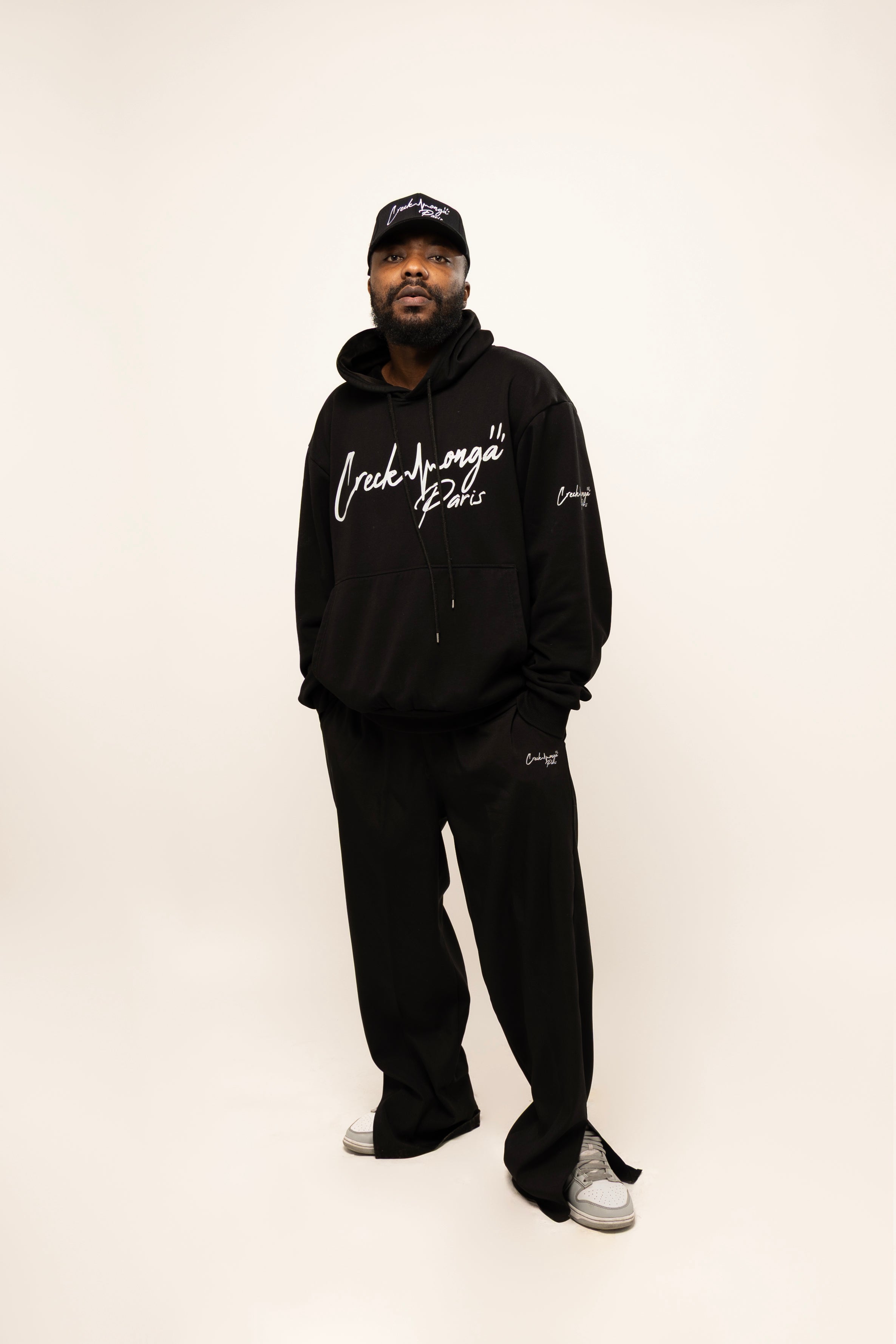PANTALON HAUTE COUTURE EN POLYESTER IMPRIMÉ LOGO CREKMONGA PARIS, UNE FENTE