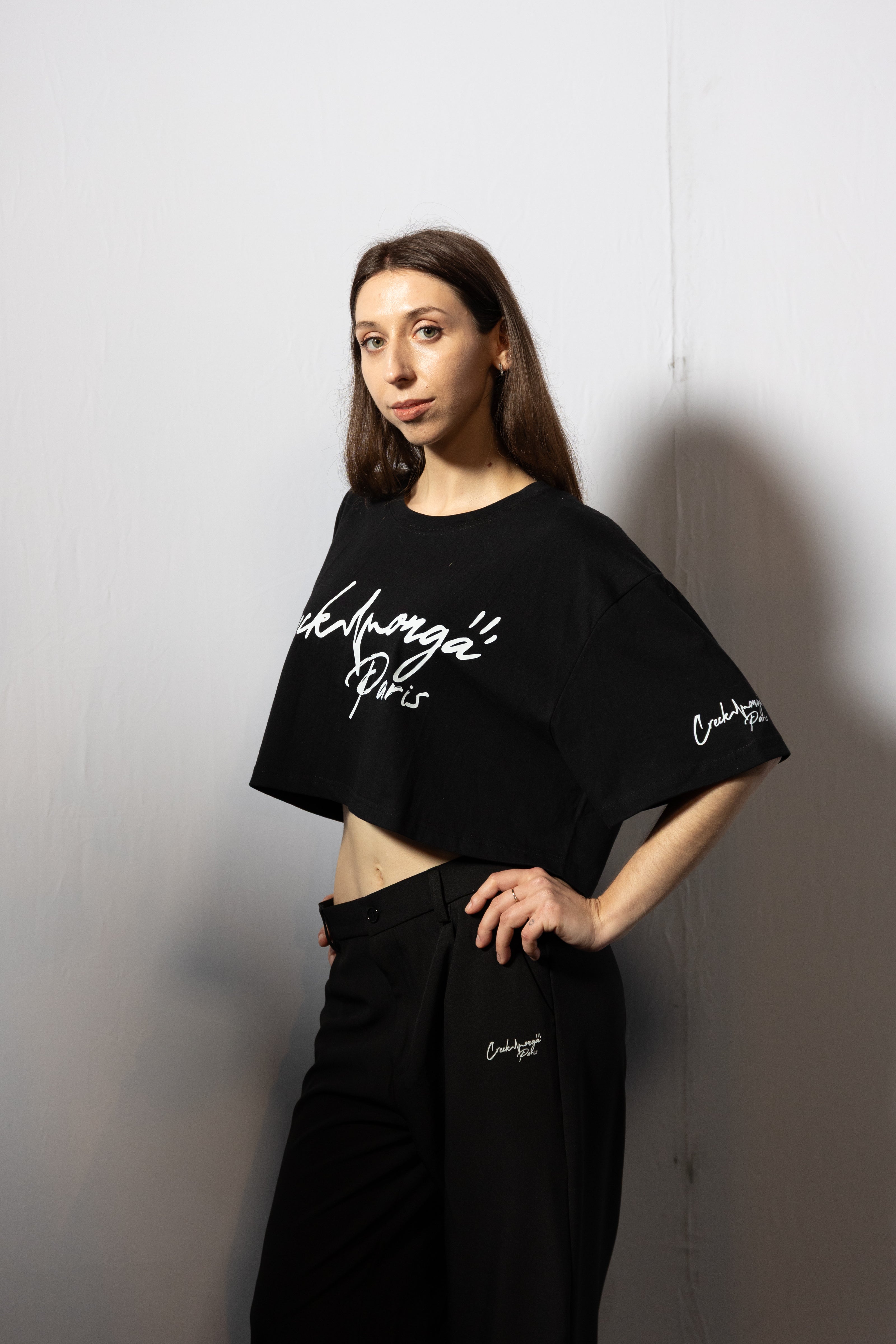 PANTALON HAUTE COUTURE EN POLYESTER IMPRIMÉ LOGO CREKMONGA PARIS, DEUX FENTES