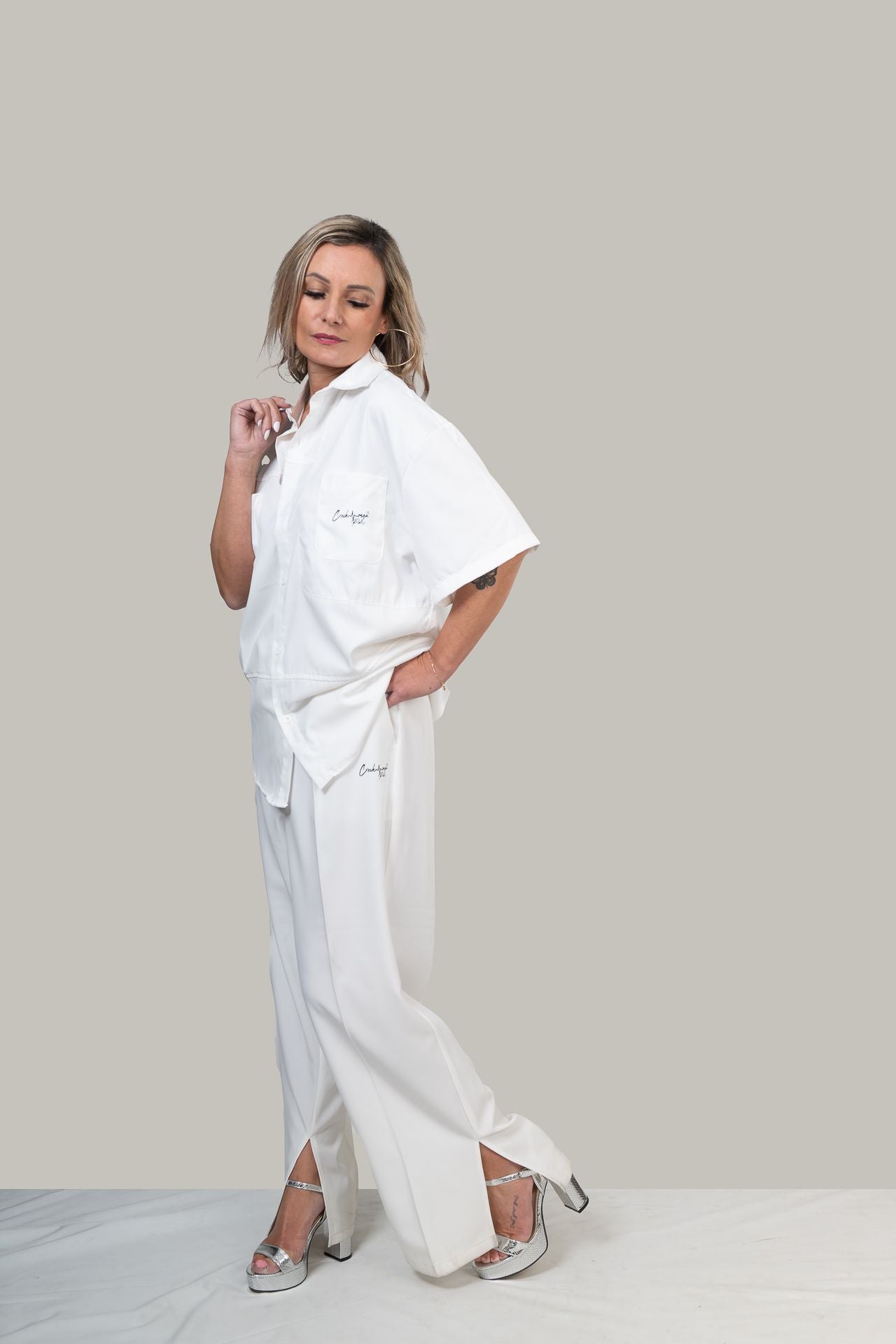 CHEMISE HAUTE COUTURE À MANCHE COURTE , COUPE OVERSIZE, À DEUX FENTES, EN POLYESTER ET COTON IMPRIMÉ – CREKMONGA PARIS
