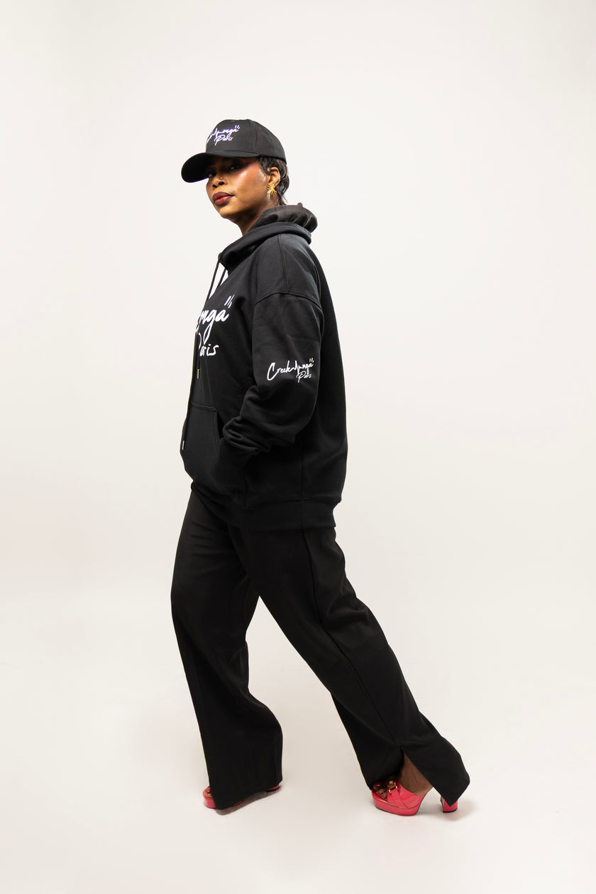 PANTALON HAUTE COUTURE EN POLYESTER IMPRIMÉ LOGO CREKMONGA PARIS, UNE FENTE