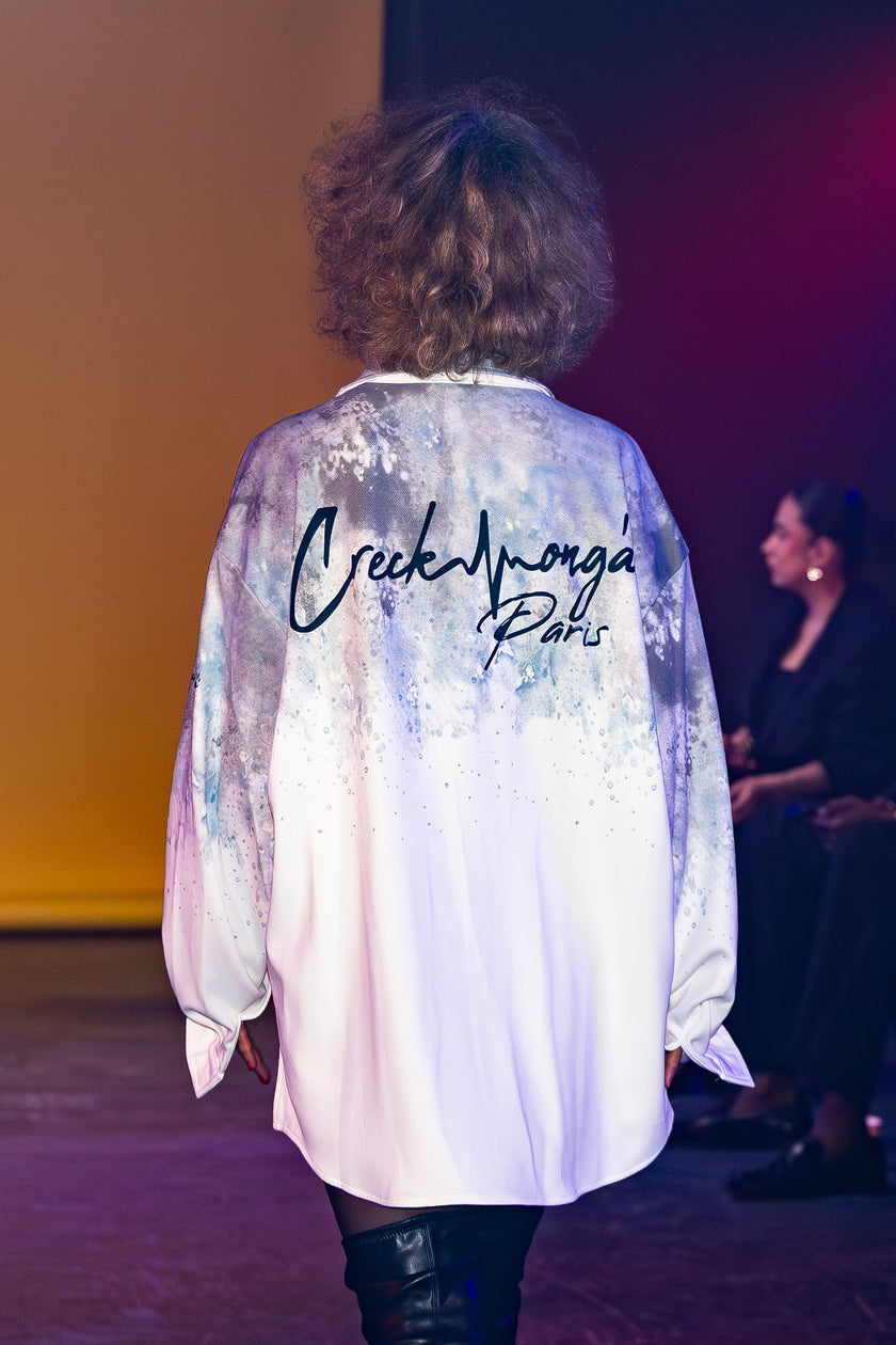 CHEMISE HAUTE COUTURE À MANCHES LONGUES, COUPE OVERSIZE, AVEC DEUX FENTES, EN POLYESTER ET COTON IMPRIMÉ – CREKMONGA PARIS – COLLECTION LIMITÉE