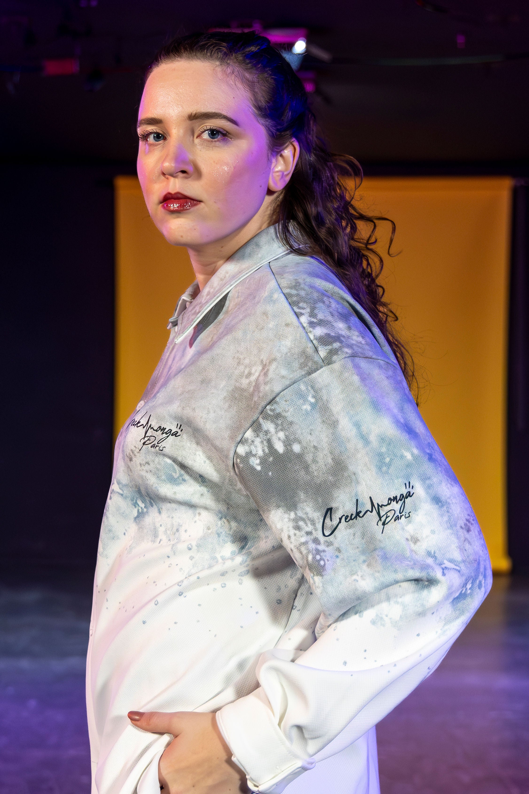 CHEMISE HAUTE COUTURE À MANCHES LONGUES, COUPE OVERSIZE, AVEC DEUX FENTES, EN POLYESTER ET COTON IMPRIMÉ – CREKMONGA PARIS – COLLECTION LIMITÉE