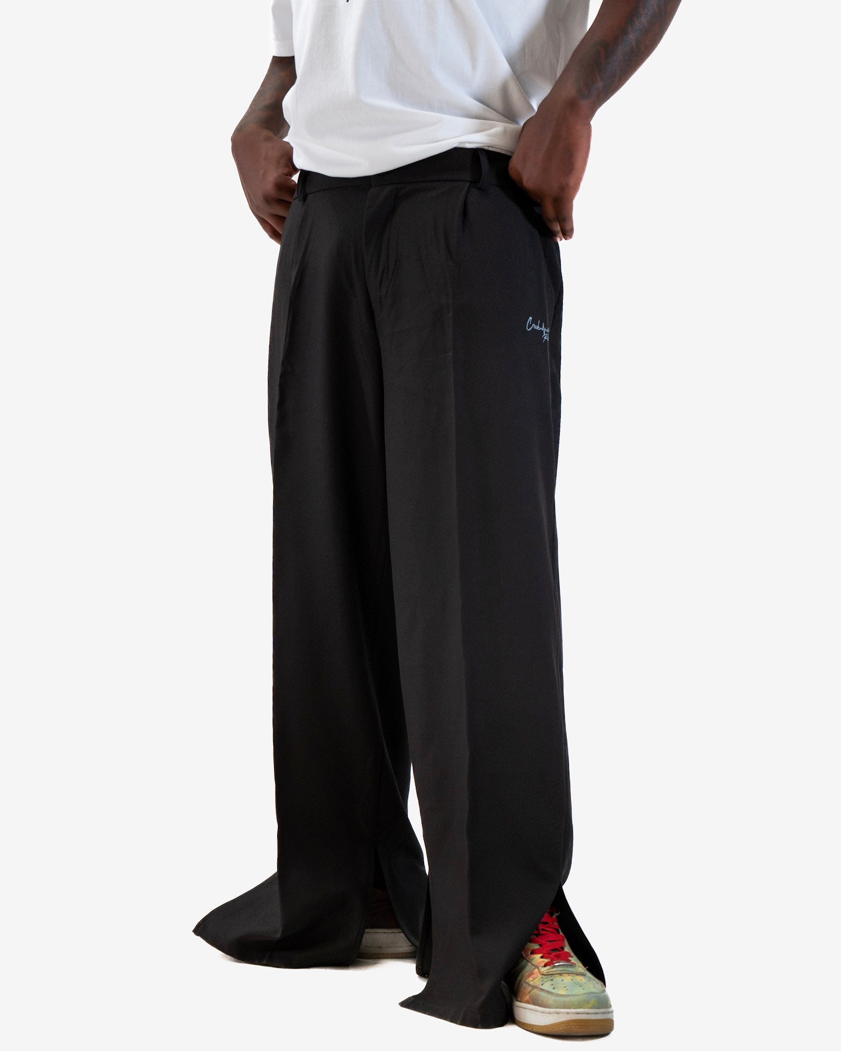 PANTALON HAUTE COUTURE EN POLYESTER IMPRIMÉ LOGO CREKMONGA PARIS, DEUX FENTES