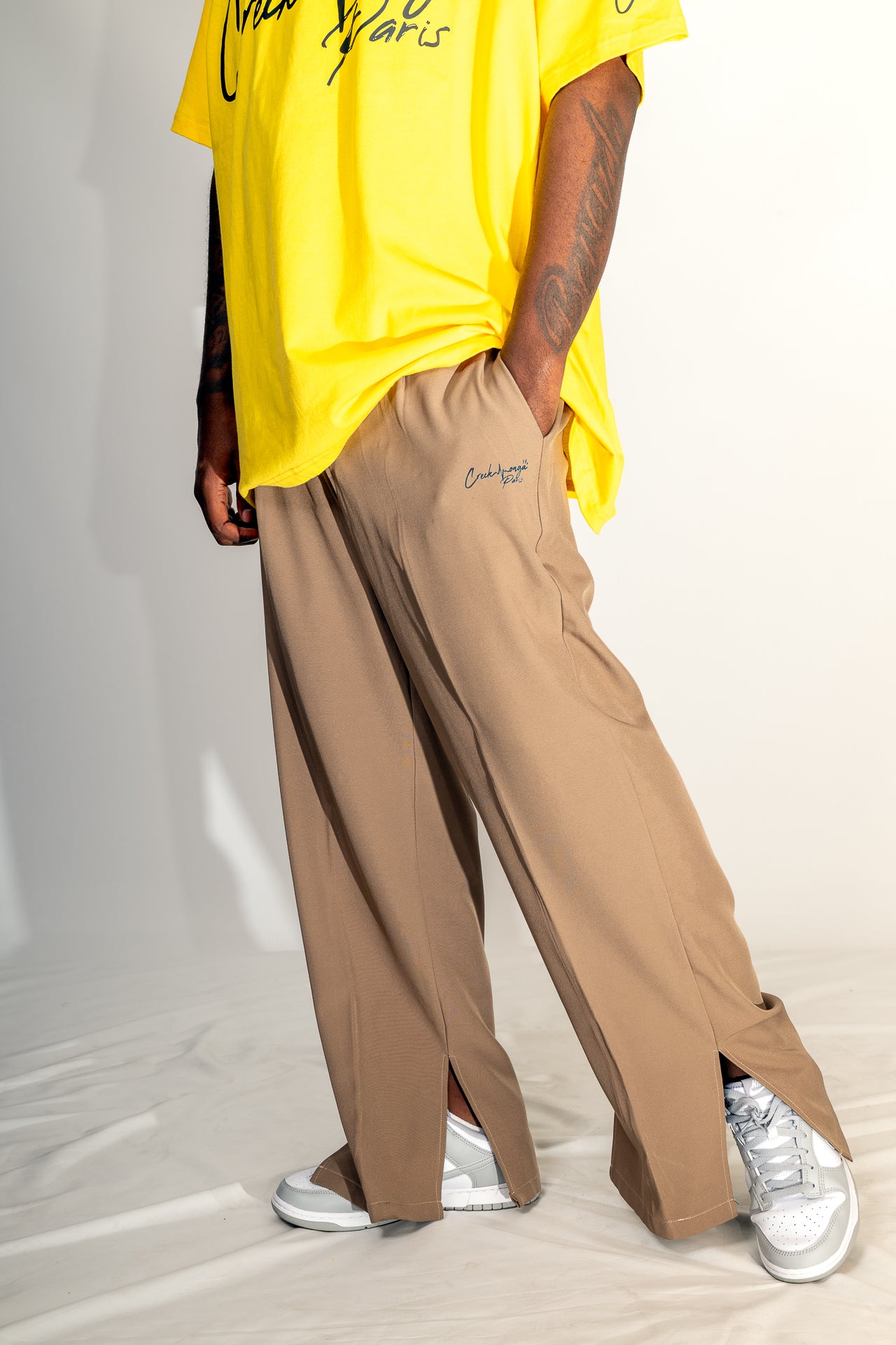 PANTALON HAUTE COUTURE EN POLYESTER IMPRIMÉ LOGO CREKMONGA PARIS, DEUX FENTES