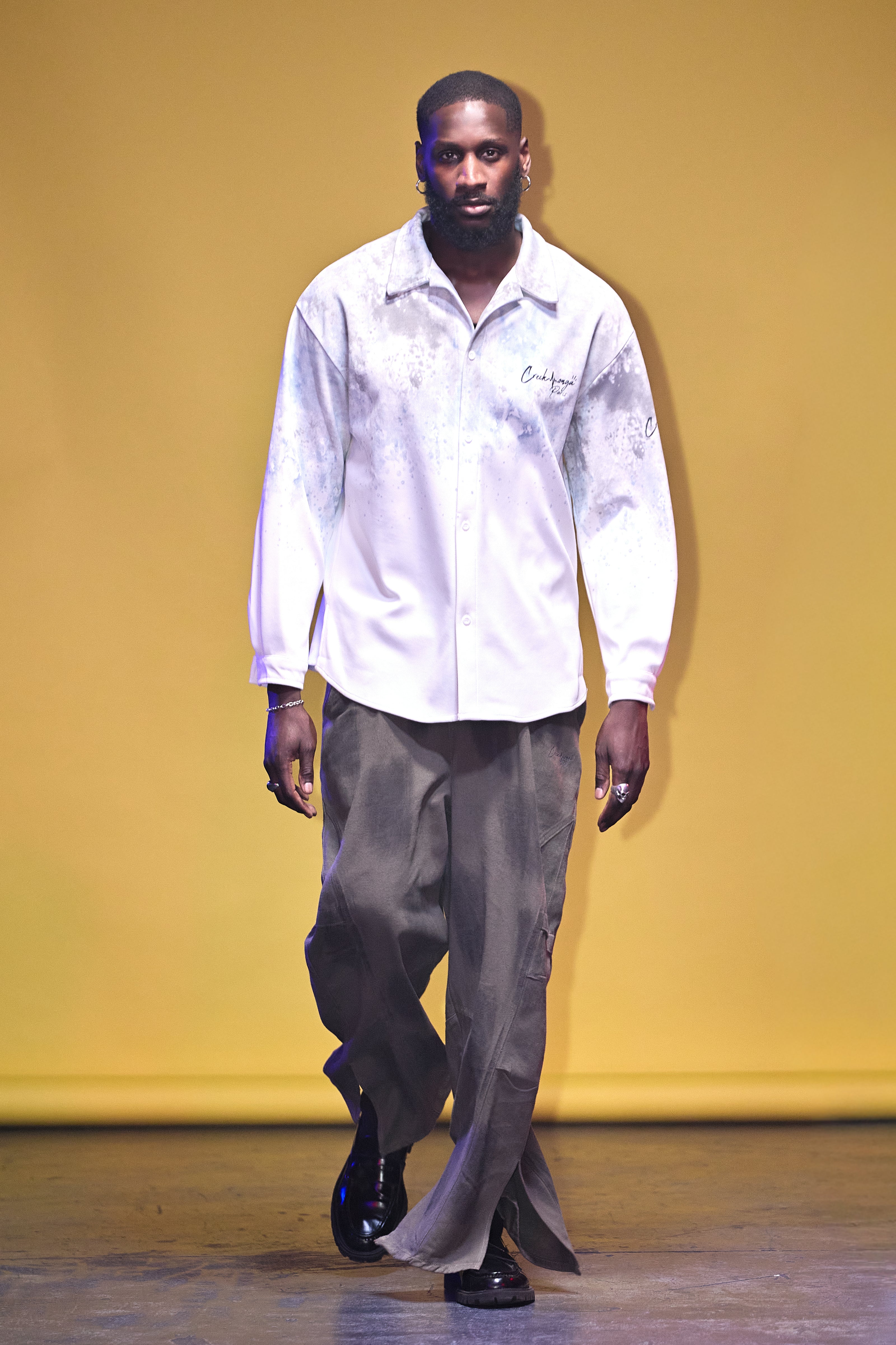 CHEMISE HAUTE COUTURE À MANCHES LONGUES, COUPE OVERSIZE, AVEC DEUX FENTES, EN POLYESTER ET COTON IMPRIMÉ – CREKMONGA PARIS – COLLECTION LIMITÉE