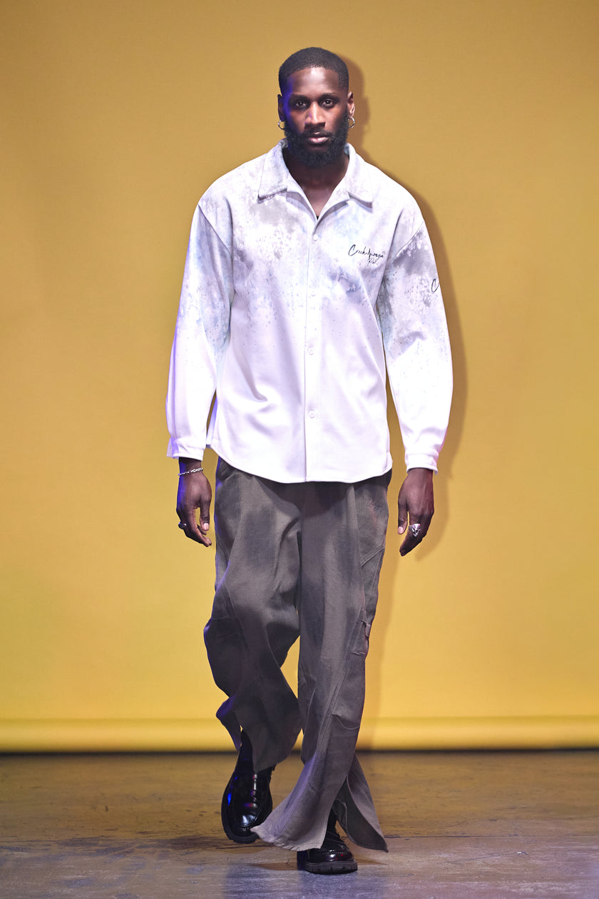 CHEMISE HAUTE COUTURE À MANCHES LONGUES, COUPE OVERSIZE, AVEC DEUX FENTES, EN POLYESTER ET COTON IMPRIMÉ – CREKMONGA PARIS – COLLECTION LIMITÉE