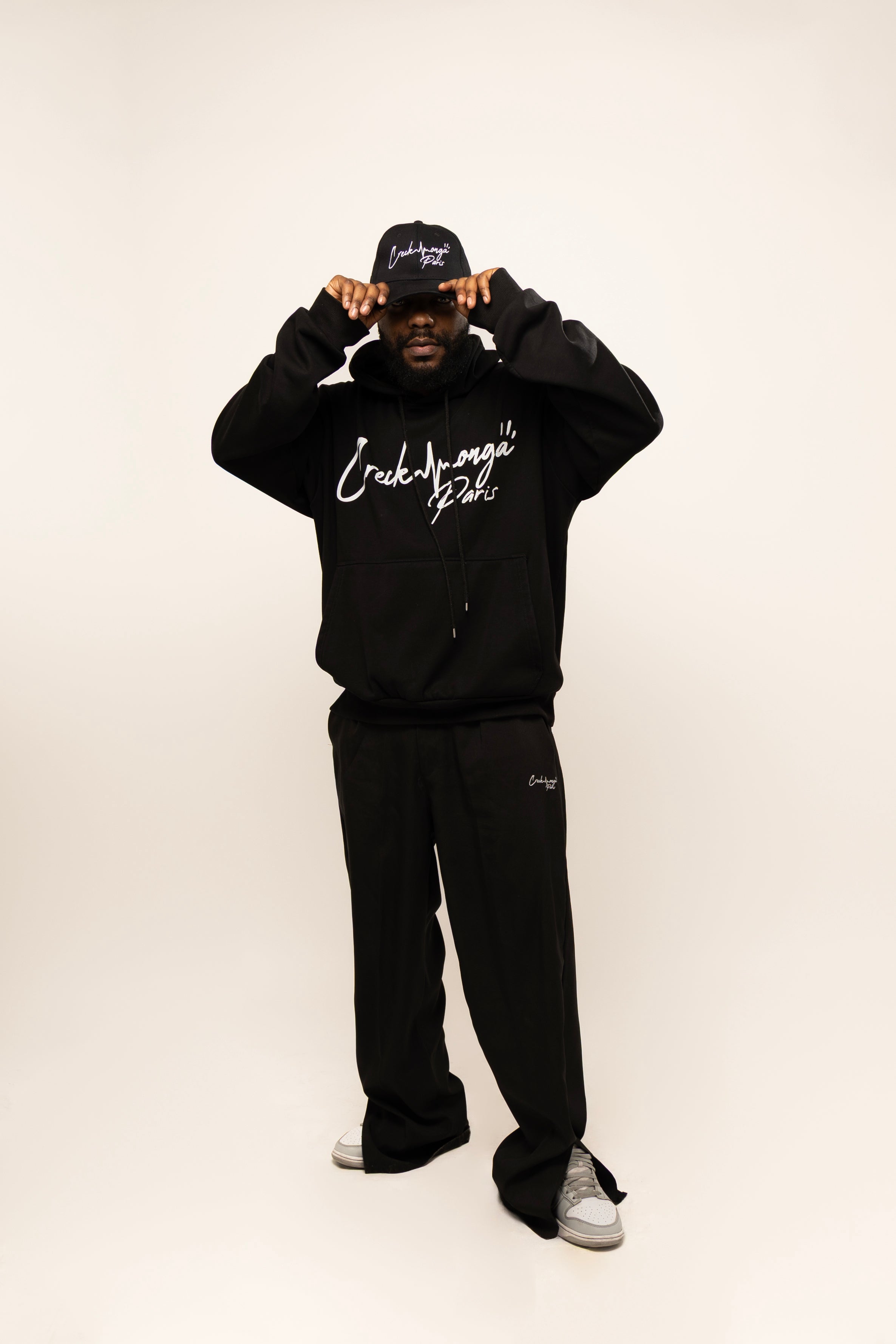PANTALON HAUTE COUTURE EN POLYESTER IMPRIMÉ LOGO CREKMONGA PARIS, UNE FENTE