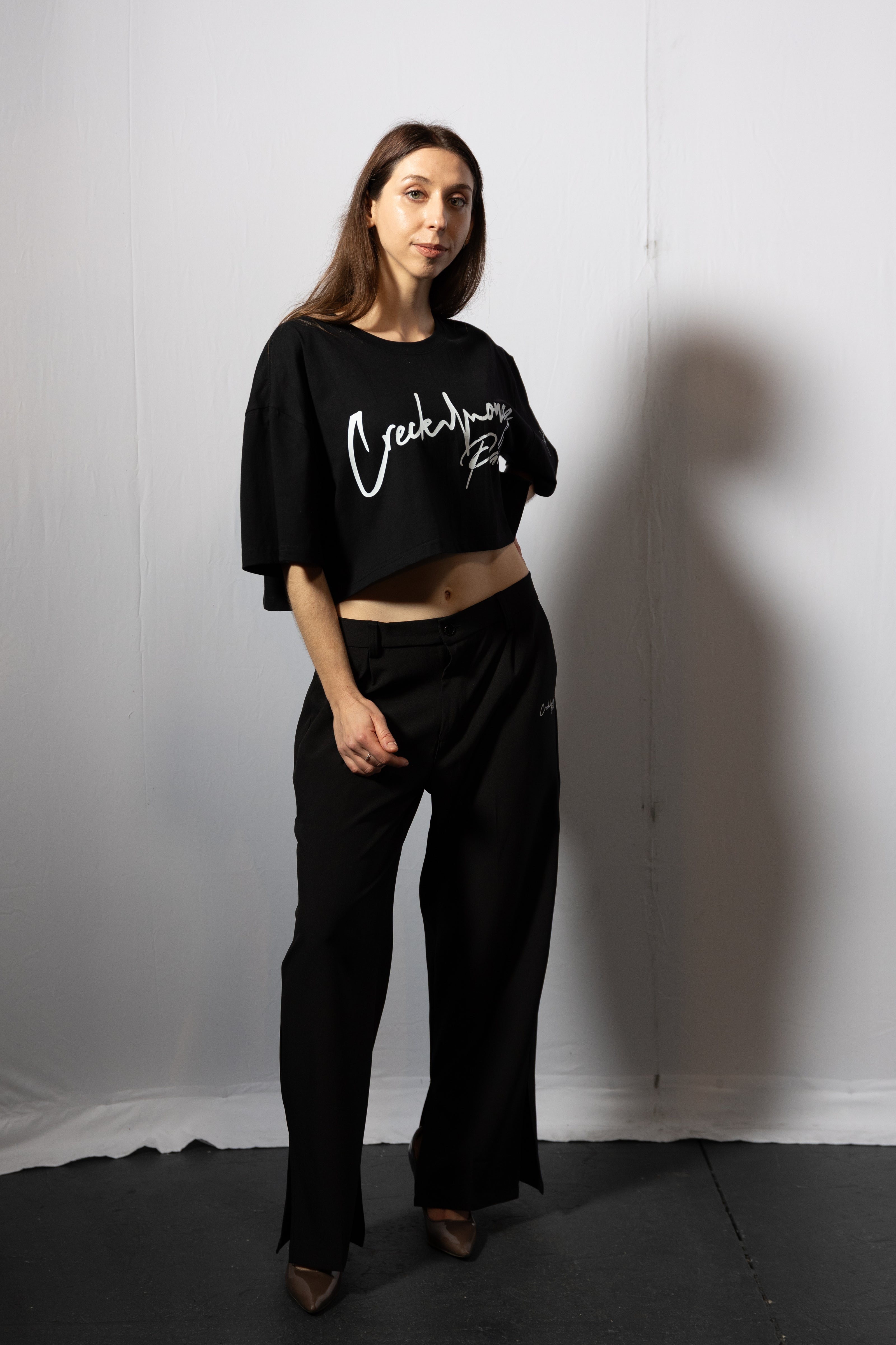 PANTALON HAUTE COUTURE EN POLYESTER IMPRIMÉ LOGO CREKMONGA PARIS, DEUX FENTES