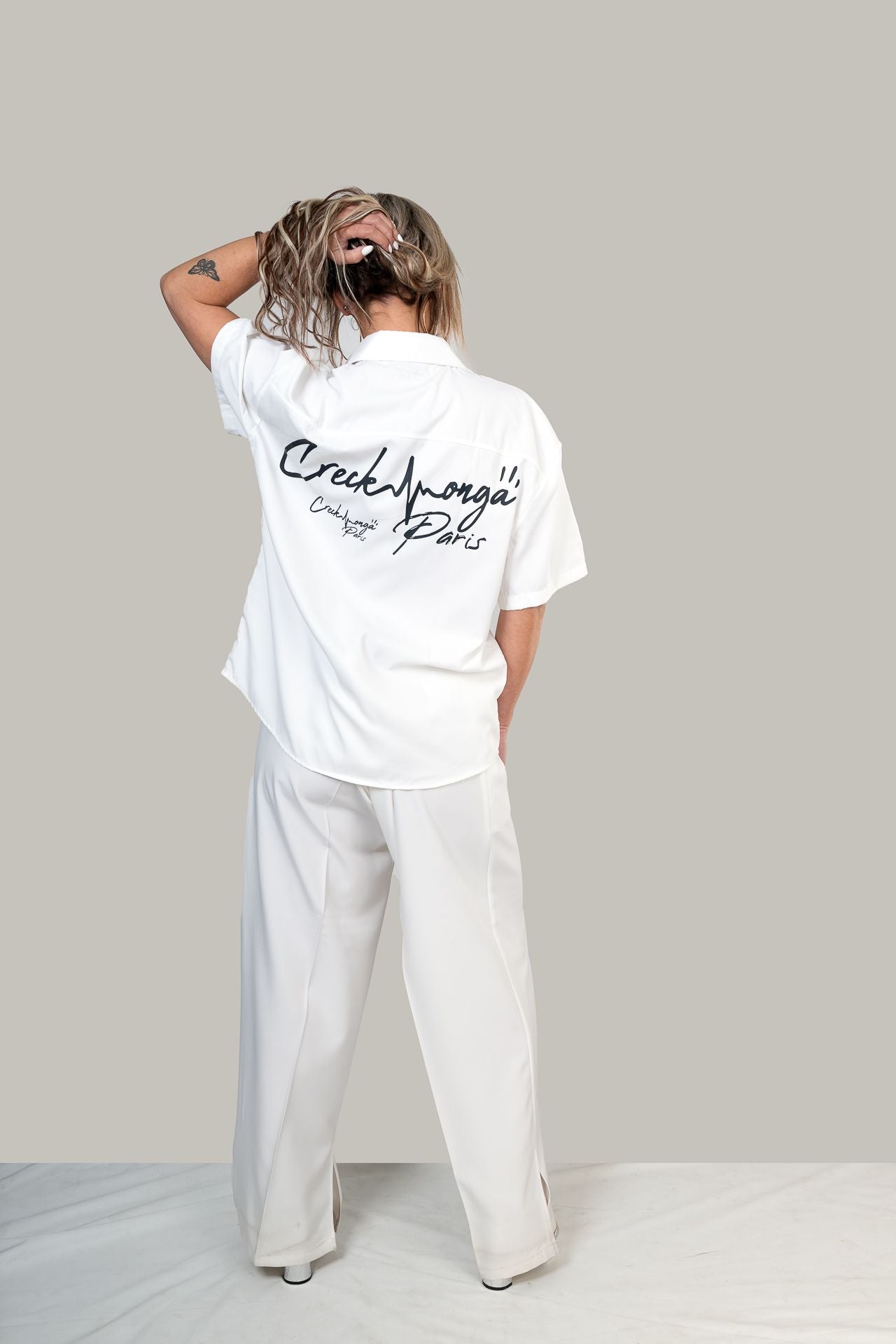CHEMISE HAUTE COUTURE À MANCHE COURTE , COUPE OVERSIZE, À DEUX FENTES, EN POLYESTER ET COTON IMPRIMÉ – CREKMONGA PARIS
