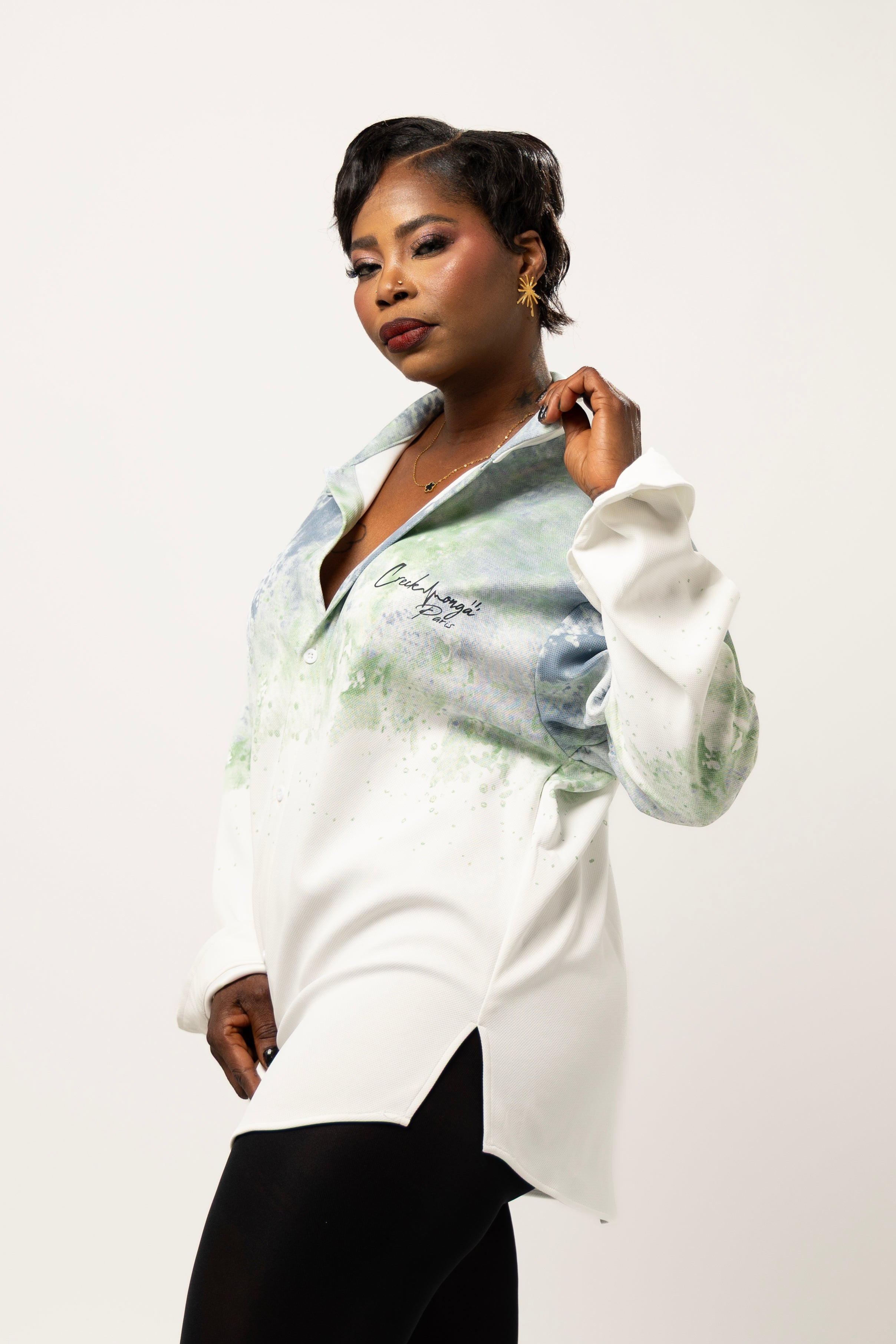 CHEMISE HAUTE COUTURE À MANCHES LONGUES, COUPE OVERSIZE, AVEC DEUX FENTES, EN POLYESTER ET COTON IMPRIMÉ – CREKMONGA PARIS – COLLECTION LIMITÉE