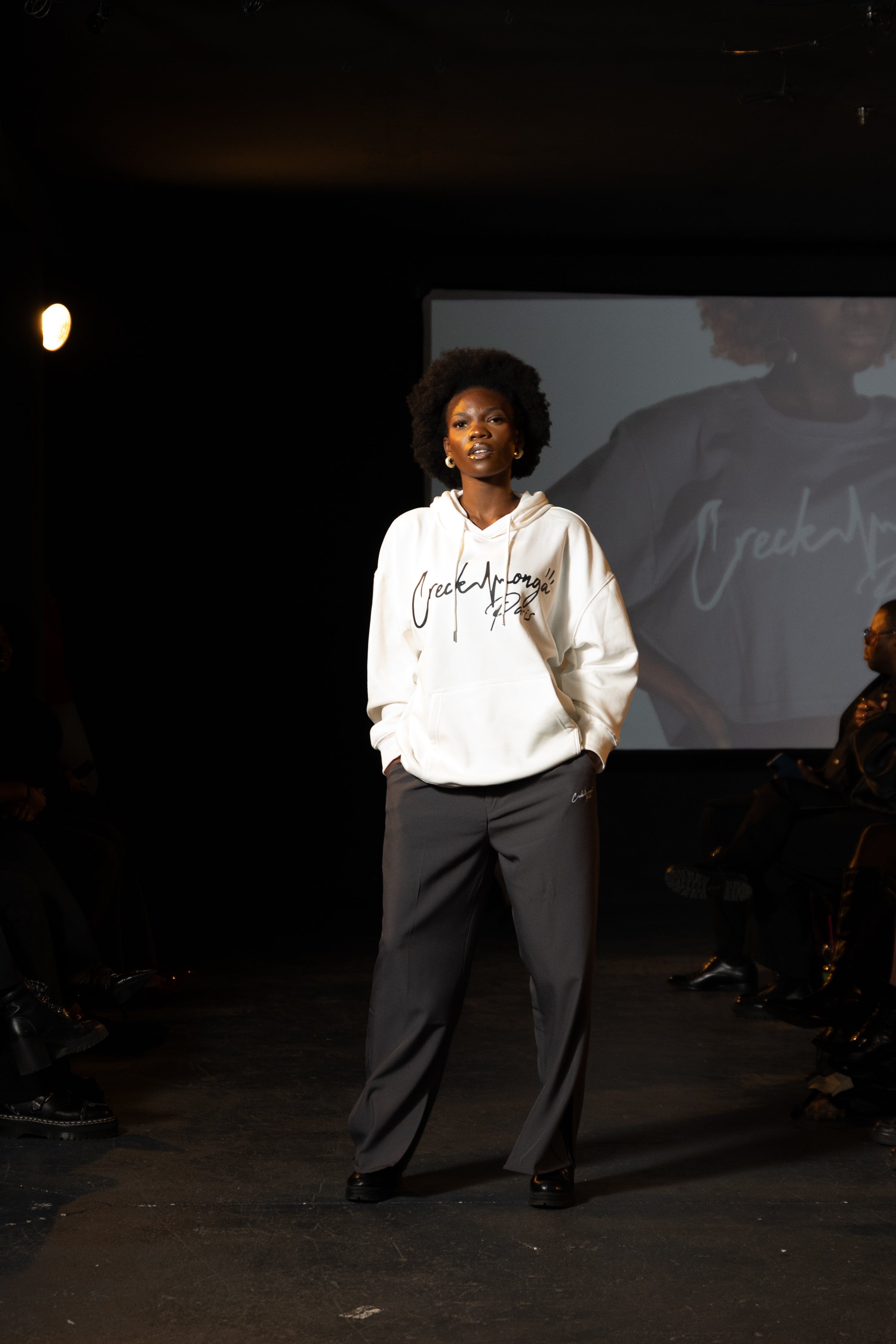 FELPA CON CAPPUCCIO OVERSIZE IN POLIESTERE STAMPATO CREKMONGA PARIS