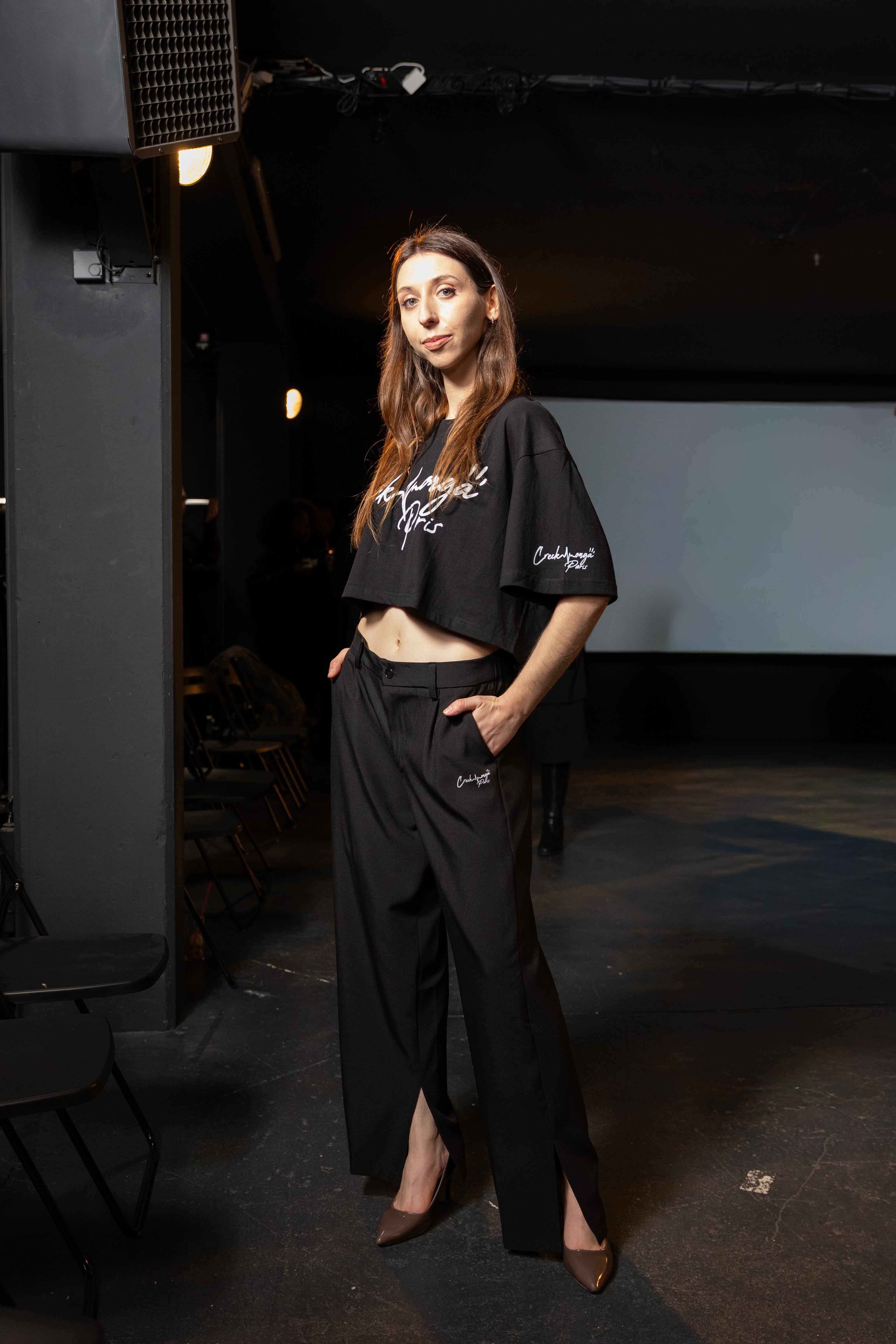 PANTALON HAUTE COUTURE EN POLYESTER IMPRIMÉ LOGO CREKMONGA PARIS, DEUX FENTES