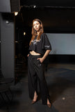 PANTALON HAUTE COUTURE EN POLYESTER IMPRIMÉ LOGO CREKMONGA PARIS, DEUX FENTES
