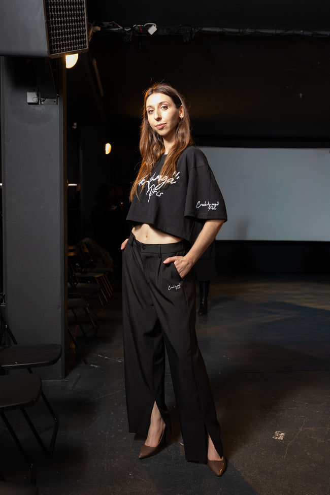 PANTALON HAUTE COUTURE EN POLYESTER IMPRIMÉ LOGO CREKMONGA PARIS, DEUX FENTES