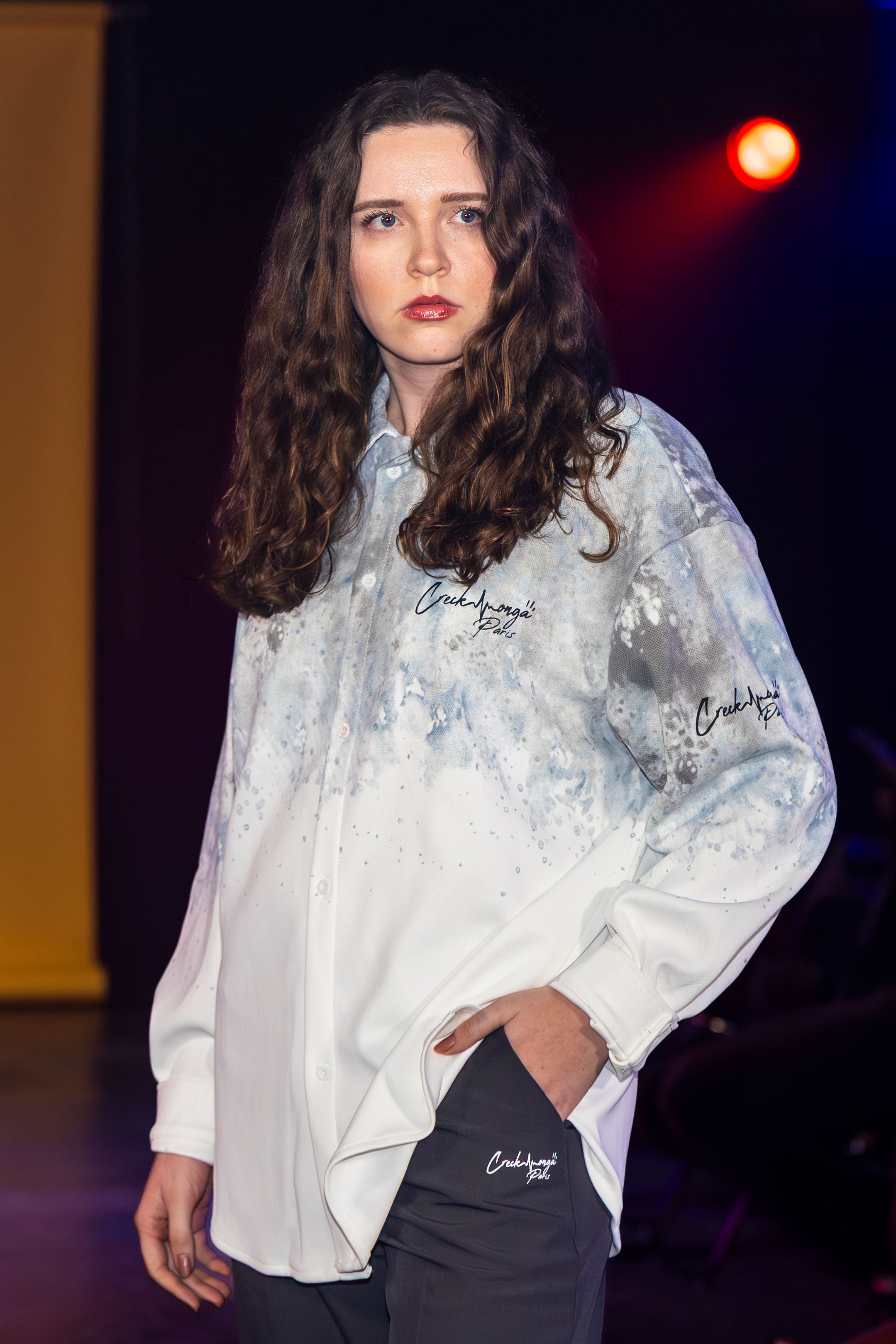 CHEMISE HAUTE COUTURE À MANCHES LONGUES, COUPE OVERSIZE, AVEC DEUX FENTES, EN POLYESTER ET COTON IMPRIMÉ – CREKMONGA PARIS – COLLECTION LIMITÉE