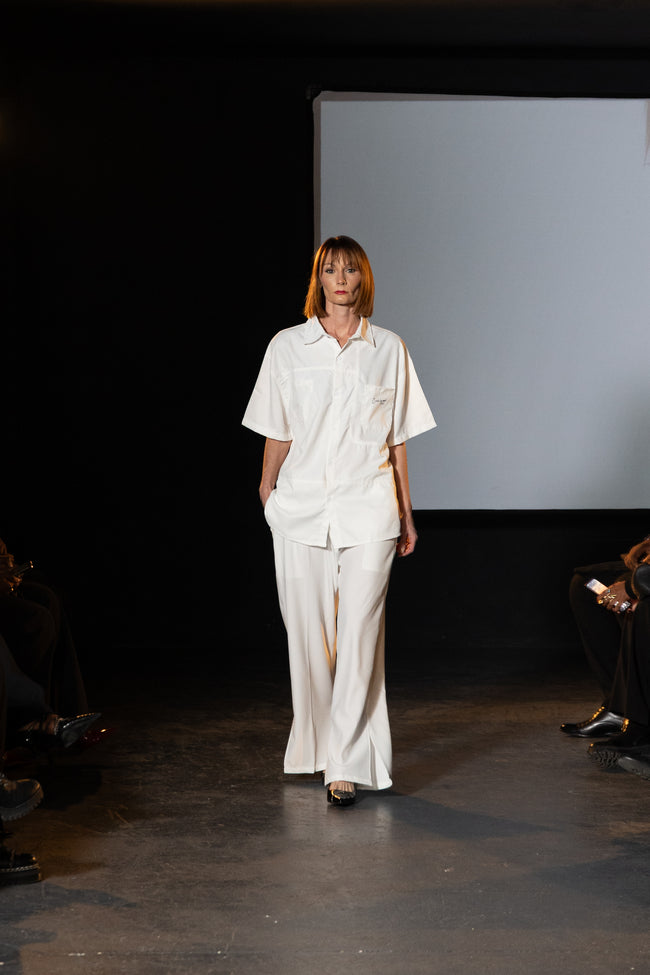 PANTALON HAUTE COUTURE EN POLYESTER IMPRIMÉ LOGO CREKMONGA PARIS, DEUX FENTES