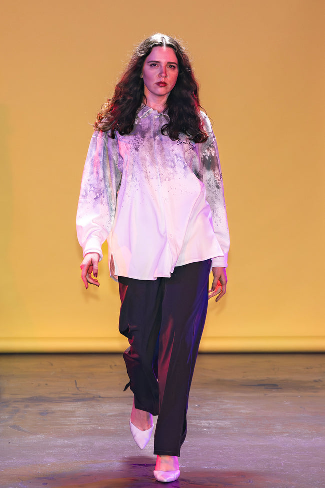 CHEMISE HAUTE COUTURE À MANCHES LONGUES, COUPE OVERSIZE, AVEC DEUX FENTES, EN POLYESTER ET COTON IMPRIMÉ – CREKMONGA PARIS – COLLECTION LIMITÉE