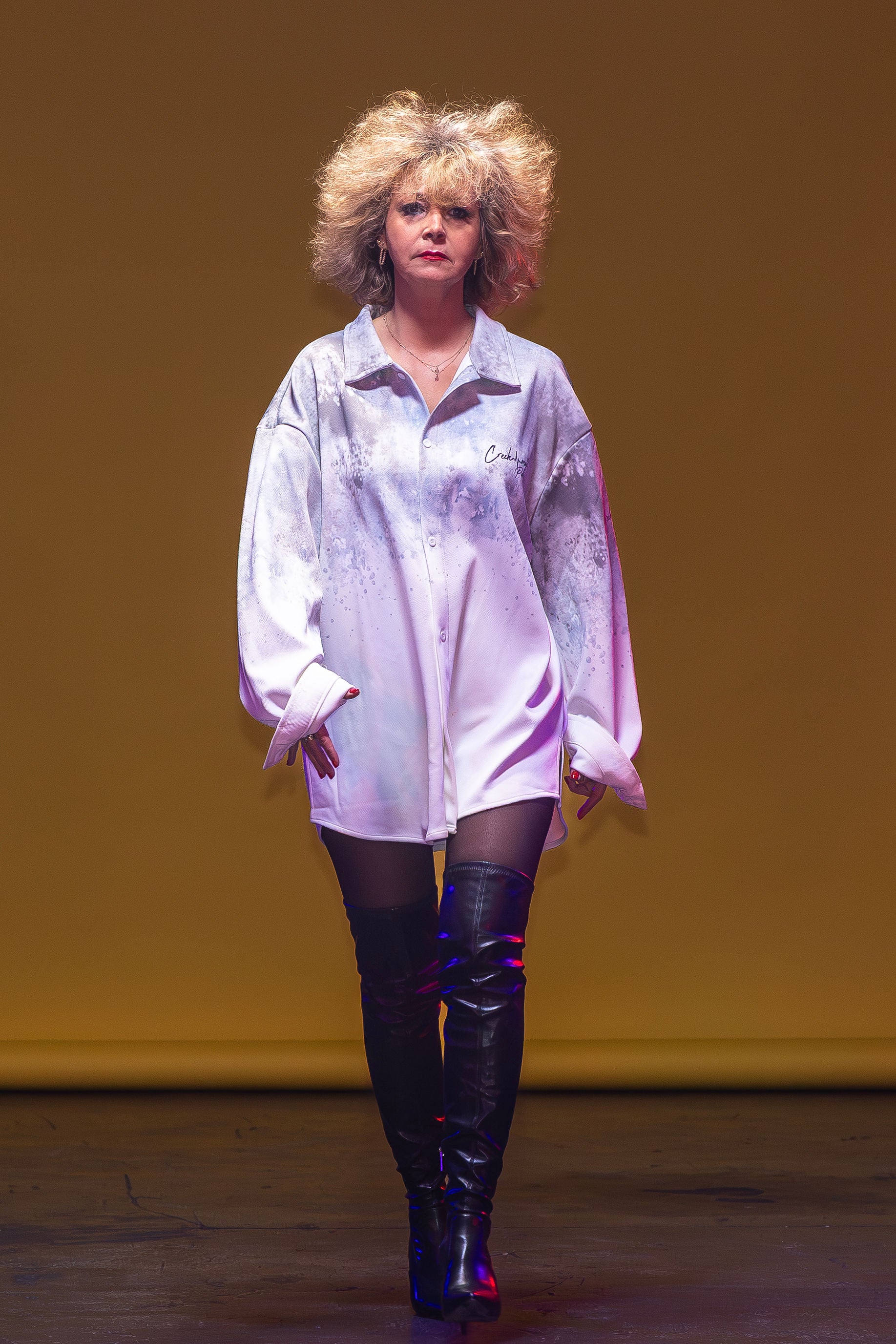 CHEMISE HAUTE COUTURE À MANCHES LONGUES, COUPE OVERSIZE, AVEC DEUX FENTES, EN POLYESTER ET COTON IMPRIMÉ – CREKMONGA PARIS – COLLECTION LIMITÉE